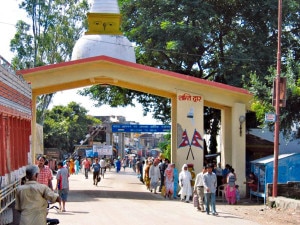 Vehicles and peoples along the Nepal-India border in Sunauli. Photo: File photo