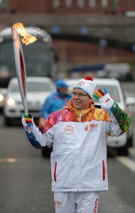 Il principe Alberto di Monaco porta la torcia olimpica tra le strade di Mosca (Photo courtesy RIA Novosti/The Voice of Russia)