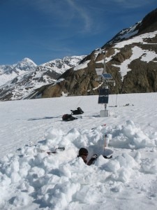 Ricerche glaciologiche sul ghiacciaio dei Forni dove si trova la stazione Aws