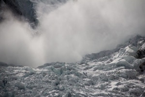 Una valanga al campo base dell'Everest, foto d'archivio (photo neverstopexploring.com)