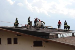 Vigili del fuoco al lavoro per la rimozione dell'elicottero caduto sul tetto del rifugio Paradiso (Photo courtesy of Ansa)