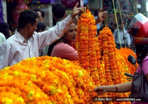 A vendor selling the garland at the central market place in Kathmandu on the occasion of Tihar, the second largest festival in Nepal. Photo:Flickr