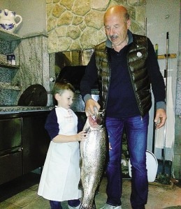 La trota da record pescata in Valchiavenna (Photo courtesy of La Provincia di Sondrio)