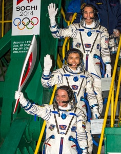 Gli astronauti Mikhail Tyurin, Koichi Wakata e Rick Mastracchio  prima di partire per la Stazione Spaziale Internazionale con la torcia olimpica (Photo courtesy of  NASA/Bill Ingalls)