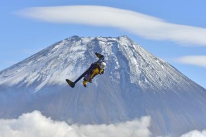 Yves Rossy, noto come Jetman, mentre vola attorno al Monte Fuji (Photo courtesy of REUTERS/Tokunaga/Breitling SA/Handout via Reuters)