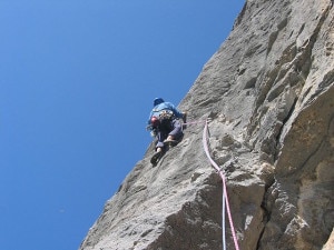 Arrampicare in cordata (Photo Jeanpaul Rogue courtesy of CampToCamp/Wikimedia Commons)