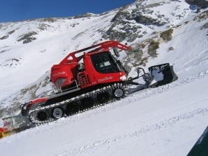 Gatto delle nevi in azione (Photo Pietro Albertelli courtesy of Wikimedia Commons)