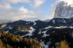 Impianti e piste della Dolomiti Superski sul Sassolungo, in primo piano la famosa Saslong (Photo Wolfgang Moroder courtesy of Wikimedia Commons)