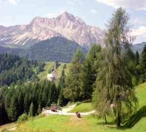 Strada di montagna del Friuli nell'abitato di Sauris -foto d'archivio- (Photo courtesy of Wikimedia Commons)