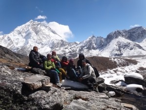 Studenti nepalesi in visita alla Piramide dell'Everest