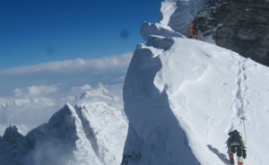 Fissaggio corde sull'Everest (Photo courtesy alpenglowexpeditions.com)