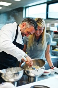 Roland Trettl e  Lindsey Vonn in cucina (Photo pagina Facebook Red Bull Creative)