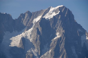 Versante meridionale delle Grandes Jorasses, lungo cui si snoda la via normale (Photo Jean-Louis Pitteloud courtesy of CampToCamp/Wikimedia Commons)