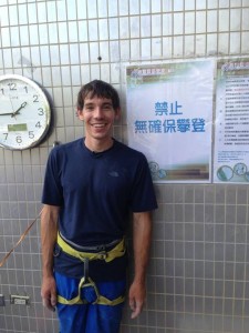 Honnold si allena legato per la salita in free solo alla Taipei 101 (Photo taiwanrocks.net)