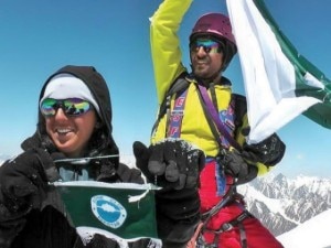 I fratelli Baig in cima all'Everest (Photo blogs.tribune.com.pk)