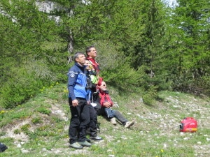 Luca Prochet, il terzo da sinistra, in occasione dell'esercitazione congiunta con le Pelotone de la Gendarmerie Haute Montagne (Foto Cnsas Piemonte)