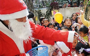  A Santa Claus distributing chocolates in Kathmandu. Photo NMF.