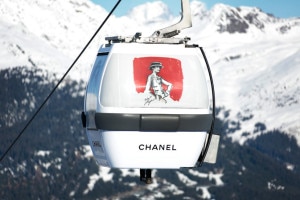 Una delle cabine della funivia di Courchevel con i disegni di Karl Lagerfeld (Photo Anne Combaz courtesy of Chanel)