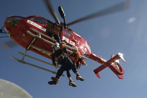 Elicottero dell'Aiut Alpin Dolomites in azione (Photo Roland Oster courtesy of Aiut Alpin Dolomites)