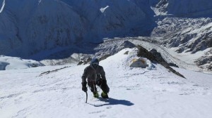 David Göttler e dietro il campo 3 a 6700 metri (Photo Simone Moro)