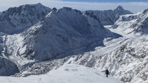 David Göttler sale lungo la cresta verso C3, a circa 6400m, (foto the north face - Simone Moro)