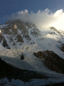 La cima del K2 avvolta dalle nuvole