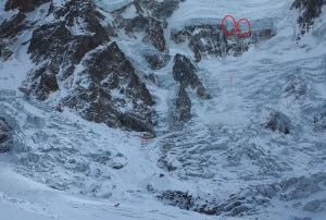 Le-due-torri-di-ghiaccio-sulla-seraccata-sopra-6000-metri-della-parete-Diamir-Photo-www.ralf-dujmovits.de_.-jpg-300x202.jpg
