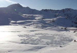 Photo of Gli spettacolari cerchi nella neve di Simon Beck