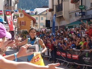 Xavier Thévenard vincitore della scorsa edizione dell'Ultra-Trail du Mont Blanc mentre giunge al traguardo (Photo courtesy of Wikimedia Commons)