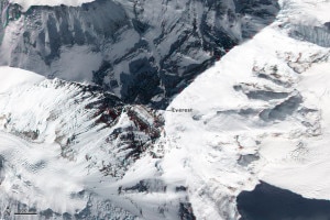 Everest visto da un satellite della Nasa, immagine del giorno del Nasa Earth Observatory (Photo courtesy of NASA Earth Observatory/Jesse Allen and Robert Simmon/Adam Voiland)