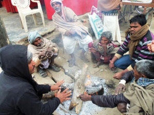 People warm themselves with burning logs as massive morning fog and cold has affected general life. Photo: File photo