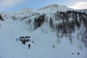 Le ricerche del disperso sotto la valanga del Colle della Forclaz (Photo courtesy of Polizia Cantonale Vallesana)