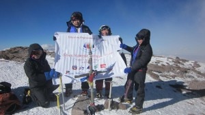 La foto che testimonia il raggiungimento della cima dell'Aconcagua (Photo courtesy of www.facebook.com/Sevensummitswomen)
