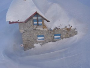 Il rifugio Silvio Agostini dopo la valanga che si è abbattuta sulla struttura (Photo courtesy of Protezione Civile del Trentino)