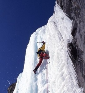 Photo of Alpi francesi, ghiacciatore ferito su una cascata di La Grave