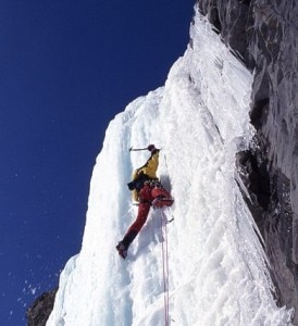 Ghiacciatore affronta una cascata di ghiaccio (Photo courtesy of Camptocamp/Wikimedia Commons)