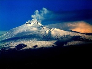 Eruzione invernale dell'Etna (Photo Josep Renalias courtesy of Wikimedia Commons)