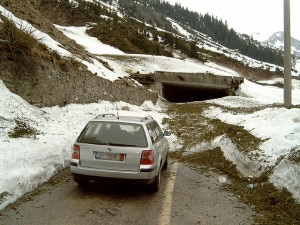 Strada bloccata da valanga (Photo courtesy of Wikimedia Commons)