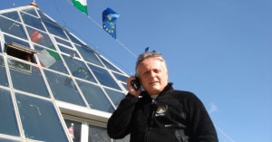 Agostino Da Polenza, presidente del Comitato EvK2Cnr che opera da oltre 20 anni in Nepal. Qui in una foto scattata davanti al Laboratorio Piramide dell'Everest, gestita dal Comitato 