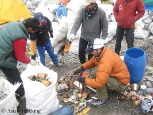 Clean-up campaigners collect piles of garbage from Mount Everest. File photo. Source: blogs.dw.de 