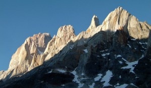 La seconda parte della traversata dal Fitz Roy, a sinistra, fino all'Aguja de l'S a destra (Photo Luca Maspes)