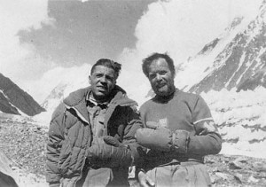 Achille Compagnoni, a sinistra, con Lino Lacedelli durante la storica spedizione italiana del K2 del 1954