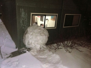 La palla di neve gigante è finita contro un dormitorio del Reed College... (Photo courtesy of Reed College Community Safety Office/Reed Magazine)