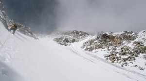 Simone Moro mette le corde fisse tra c1 e c2 (Photo ©thenorthface davidgöttler)