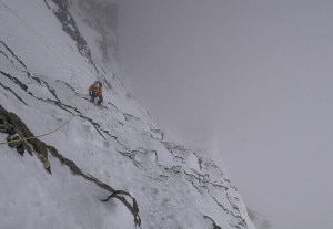 Simone Moro sull'ultimo ripido tratto prima di campo 2 (photo ©thenorthface davidgöttler )