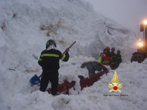 I vigili del fuoco mentre liberano una delle automobili travolte dalla valanga ad Arabba (Photo courtesy of Vigili del Fuoco di Belluno/corrierealpi.gelocal.it)