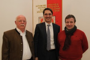 L'incontro per la futura gestione di 25 rifugi altoatesini si è tenuto tra il presidente dell'Alpenverein Südtirol Georg Simeoni, a sinistra, il presidente della Provincia di Bolzano Arno Kompatscher, al centro, e il presidente del CAI Alto Adige Giuseppe Broggi (Photo courtesy of SerCom/ohn/Provincia di Bolzano)