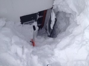 La porta del locale invernale del rifugio Brioschi (Photo Rifugio Brioschi pagina facebook)
