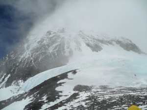 La vetta dell'Everest avvolta dalla nebbia