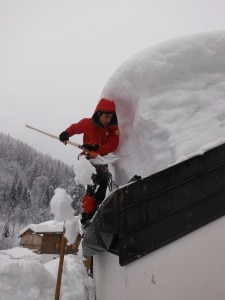 Uno dei problemi principali è l'accumulo di neve sui tetti (Photo courtesy of Cnsas Veneto)